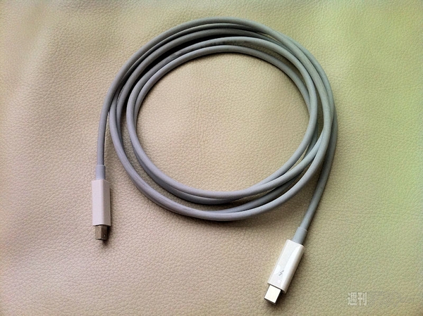 新MacBook Proのサンダーボルトってナニ!?