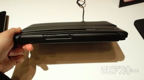 閉じるとブックカバーのようですが…