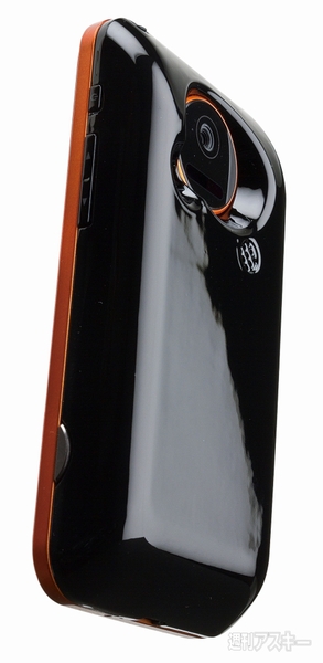 『超大容量バッテリーパックfor au IS03』を装着