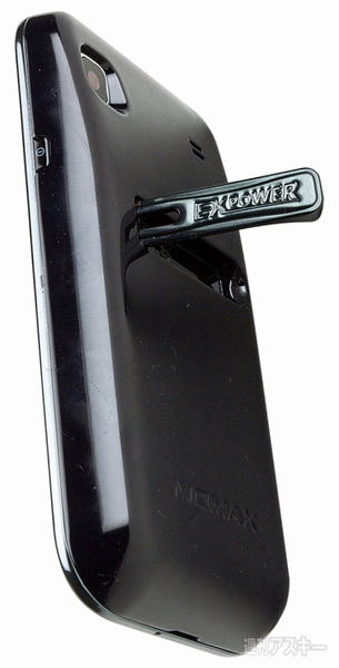 『MOMAX 2700mAh EXPOWERバッテリー』を装着