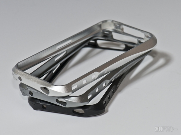 Iphone4のソリッド感をさらにアップするアルミ合金製バンパー Cleave Aluminium Bumper For Iphone 4 週刊アスキー