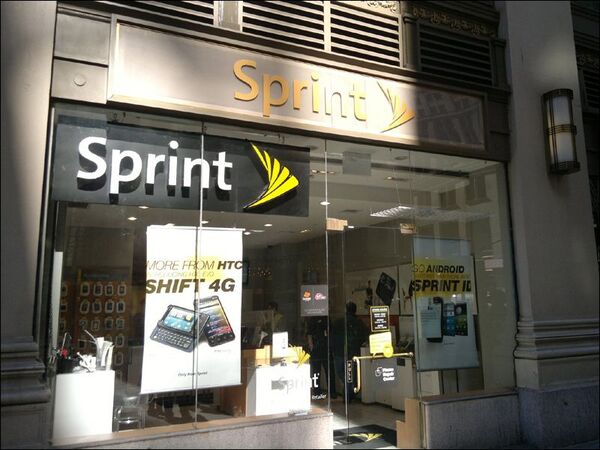 ZTEの新型“皮”がiPod touchを3G対応に