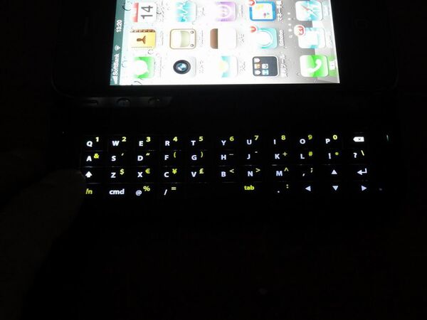 iPhone4用BTキーボードケース