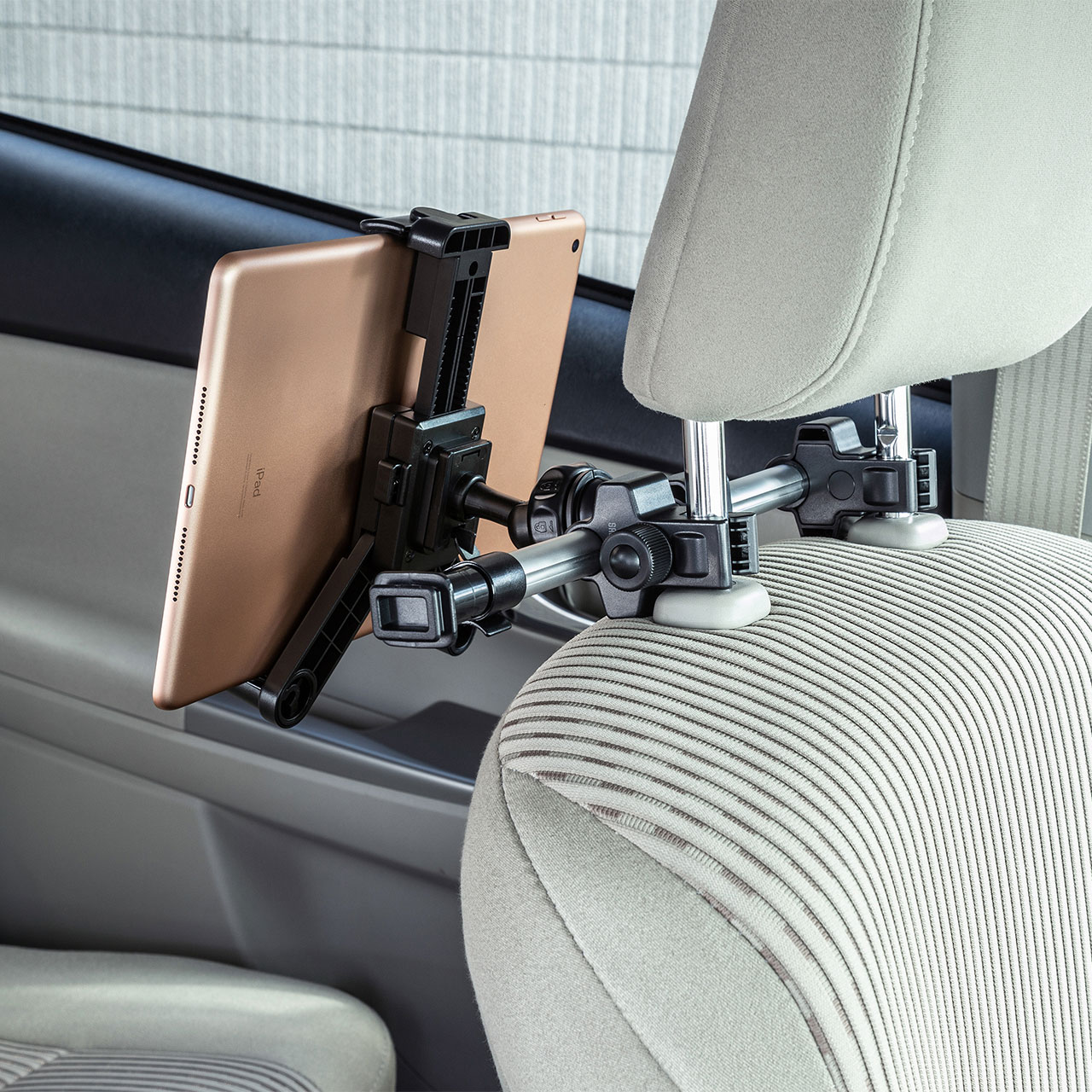 Ascii Jp 車の後部座席でタブレットを使える車載ホルダー サンワサプライ