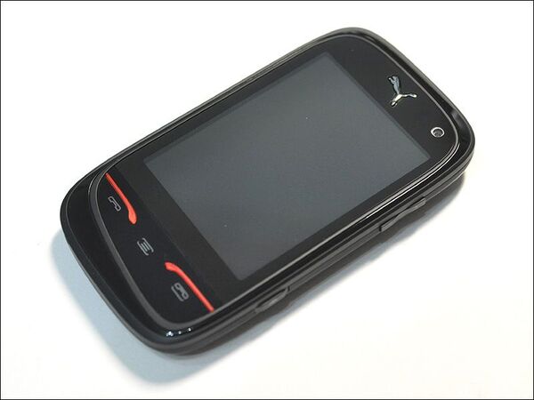 １万円で買えるスポーツ対応＆太陽電池搭載ケータイ『PUMA Phone』