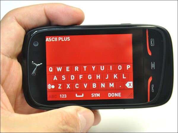 １万円で買えるスポーツ対応＆太陽電池搭載ケータイ『PUMA Phone』