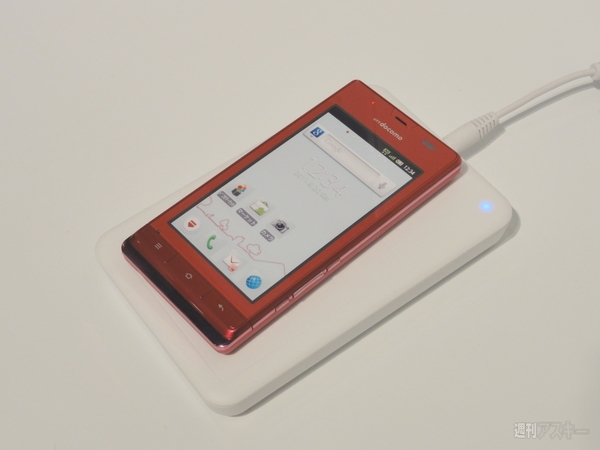日本初のワイヤレス充電対応『AQUOS PHONE f SH-13C』