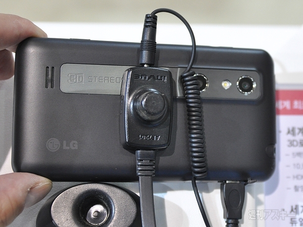 背面にデュアルカメラを搭載