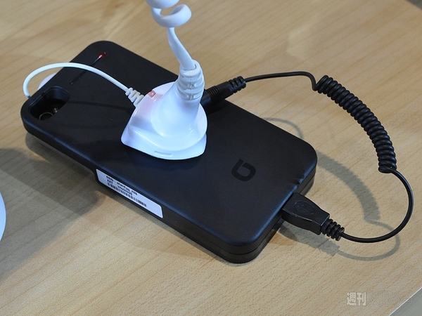 下部にマイクロUSB端子を備えてます