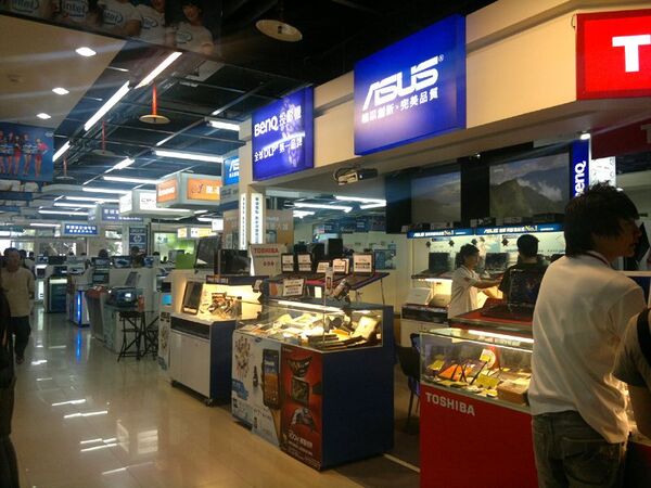 アキバ以上の品揃え！　台湾台北の“光華商場”でスマホ三昧!!