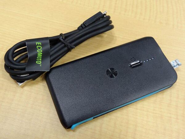 野菜を切れちゃいそうな超薄型モバイルバッテリー『モトローラP793』