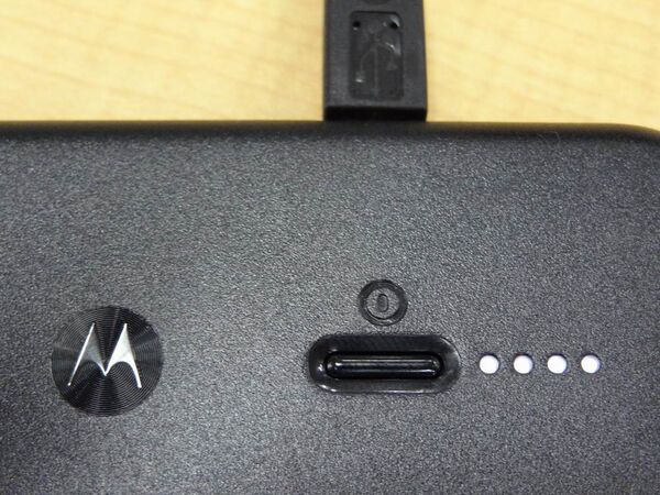 野菜を切れちゃいそうな超薄型モバイルバッテリー『モトローラP793』