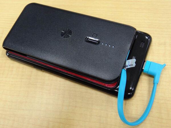 野菜を切れちゃいそうな超薄型モバイルバッテリー『モトローラP793』