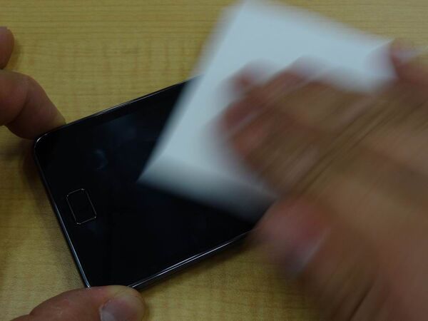 夏スマホの美麗液晶に液晶保護フィルムを埃ゼロで貼るコツ