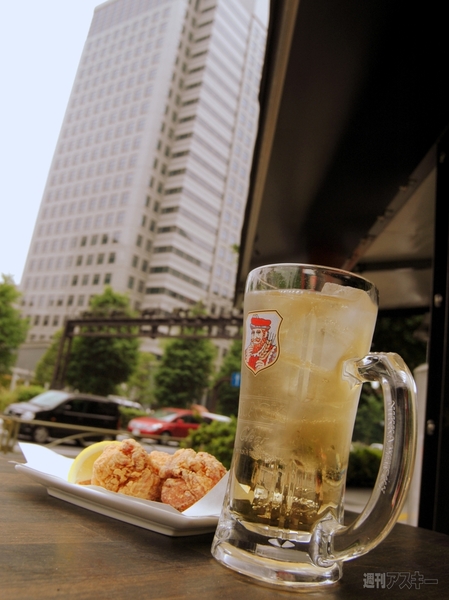 名物のハイボールと唐揚げ