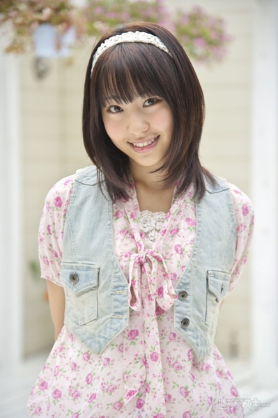 AKB48の藤江れいなが初写真集で17歳のいまを見せるっ！ - 週刊アスキー