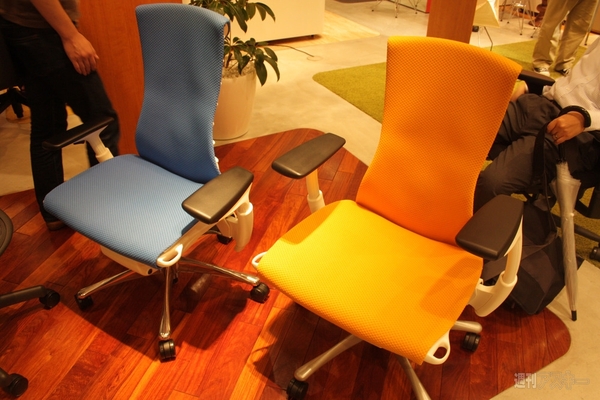 エンボディチェア