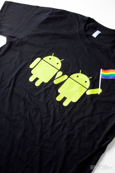 レインボーの旗を持ったドロイドくんTシャツ　約2000円