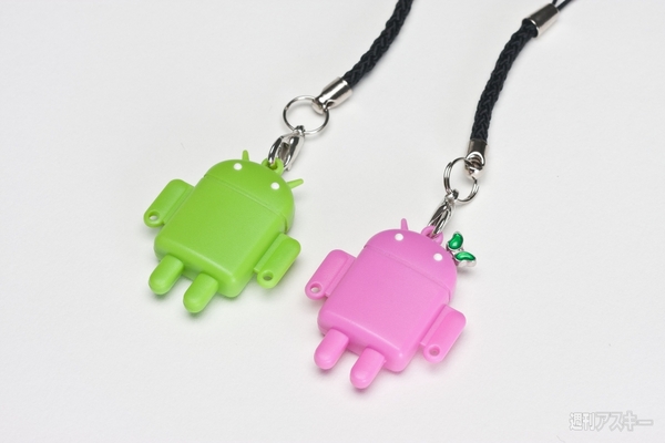 頭を抜いて裏側にマイクロSDを挿入。ドロイドくんたちのお腹をデコれるシールも付属してきます。