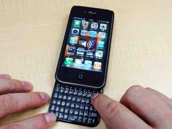オバマ大統領も納得！　iPhone4をBlackBerry化する縦型キーボード