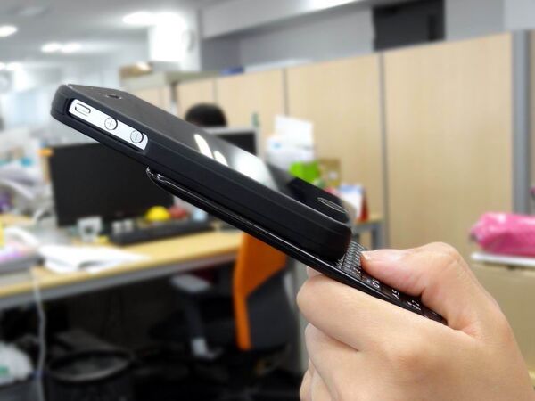 オバマ大統領も納得！　iPhone4をBlackBerry化する縦型キーボード