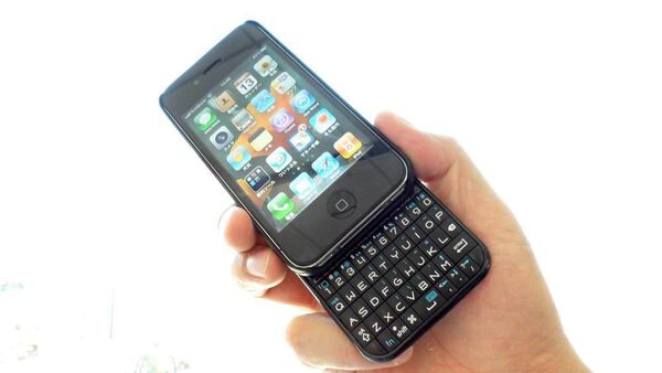 オバマ大統領も納得！　iPhone4をBlackBerry化する縦型キーボード