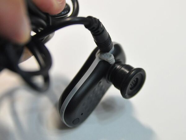 【海外でお買い物】防水・防塵や太陽光充電など夏のアウトドアにピッタリなBluetoothヘッドセット