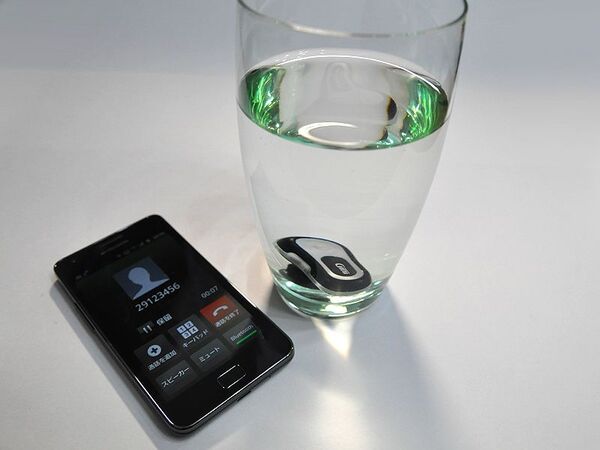 【海外でお買い物】防水・防塵や太陽光充電など夏のアウトドアにピッタリなBluetoothヘッドセット