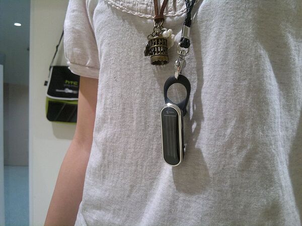 【海外でお買い物】防水・防塵や太陽光充電など夏のアウトドアにピッタリなBluetoothヘッドセット