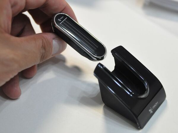 【海外でお買い物】防水・防塵や太陽光充電など夏のアウトドアにピッタリなBluetoothヘッドセット