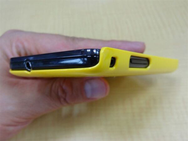 ワザありスタンド機構を内蔵した『GALAXY S II』専用ケース