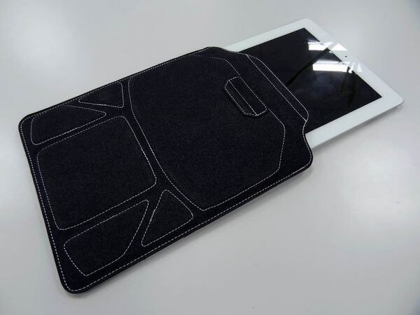 変形してスタンドになっちゃうキワモノ（？）スリーブケース