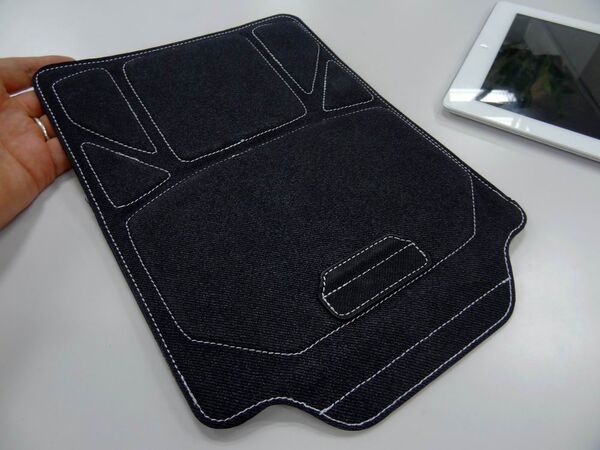 変形してスタンドになっちゃうキワモノ（？）スリーブケース