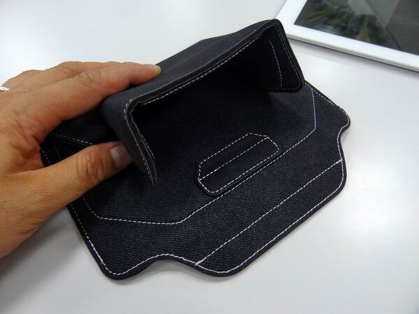 変形してスタンドになっちゃうキワモノ（？）スリーブケース