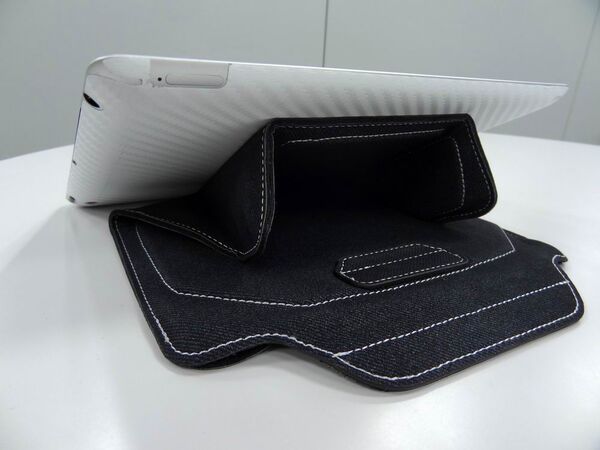 変形してスタンドになっちゃうキワモノ（？）スリーブケース