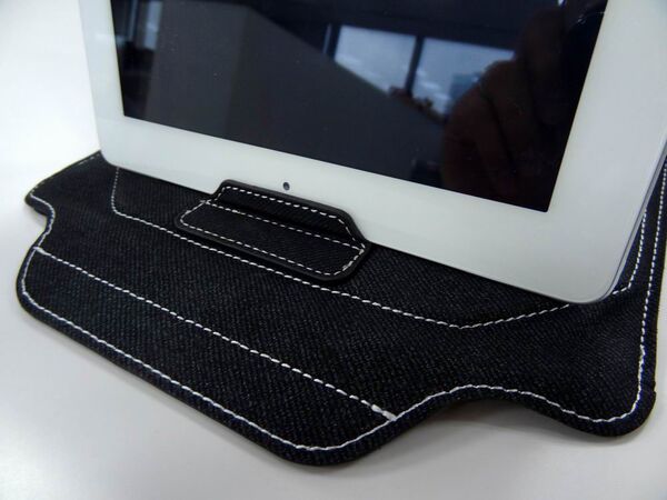 変形してスタンドになっちゃうキワモノ（？）スリーブケース