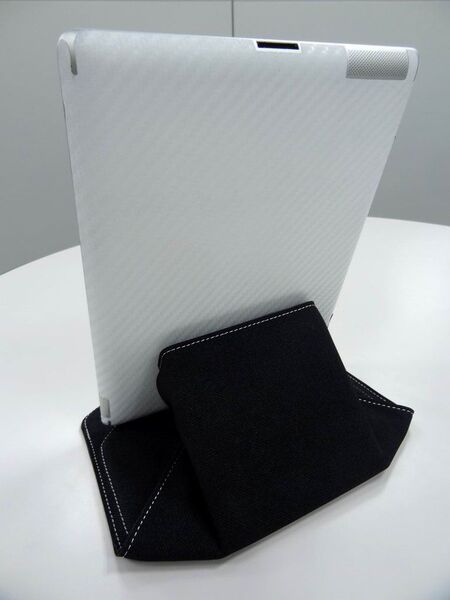 変形してスタンドになっちゃうキワモノ（？）スリーブケース