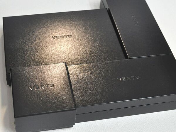 スマホ本体が買えるくらい高価な超高級携帯『VERTU』のアクセとは？