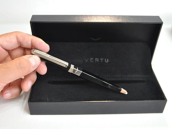 スマホ本体が買えるくらい高価な超高級携帯『VERTU』のアクセとは？