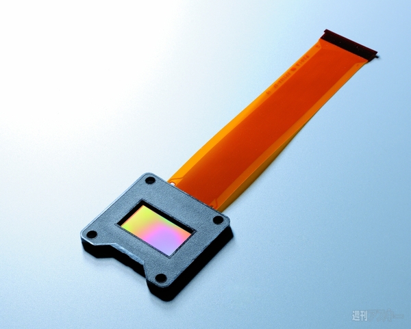 自宅で3Dシアターを再現！　ソニーが3D対応HMD『HMZ-T1』を発表！