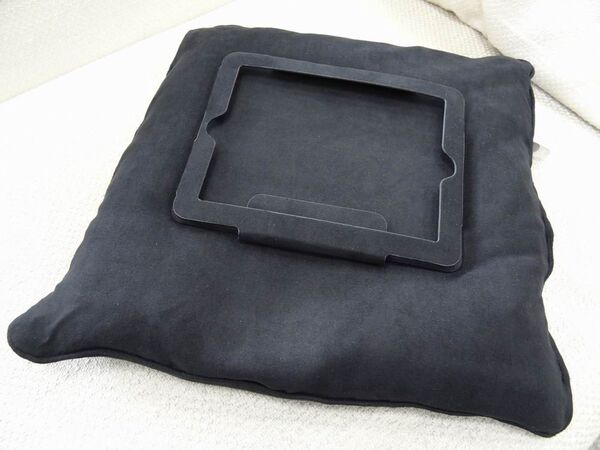クッションとケースが合体！ typillow ひざまくらiPad2