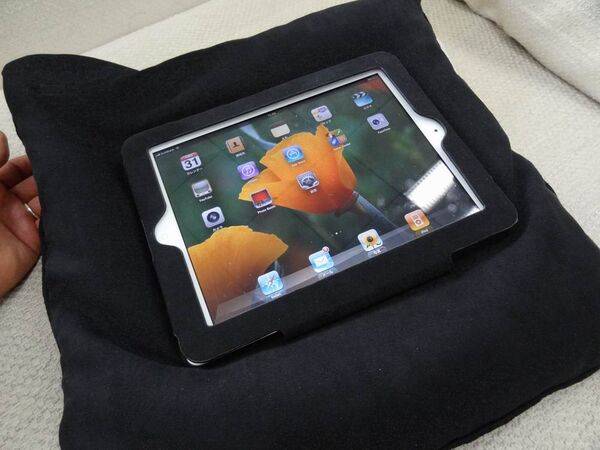 クッションとケースが合体！ typillow ひざまくらiPad2
