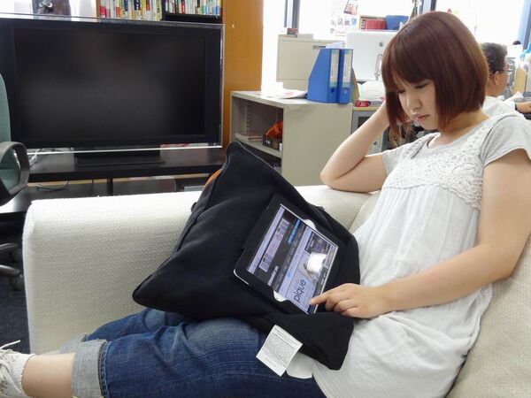 クッションとケースが合体！ typillow ひざまくらiPad2