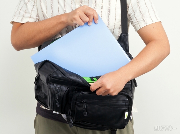 A4の書類が折らずに入る