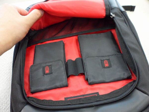 iPhone5に備えたのか！？　スマホ＆タブレットポケットを異常に装備したターガス最新バッグ