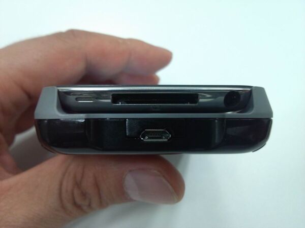 【販路・価格判明】iPod touchをiPhone5仕様にするドコモ3G対応『HE-WR01』続報