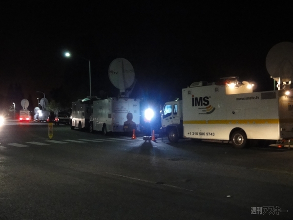 【Thanks a lot, Steve. 追悼スティーブ・ジョブズ】アップル本社前に灯る光