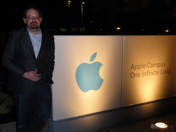 【Thanks a lot, Steve. 追悼スティーブ・ジョブズ】アップル本社前に灯る光