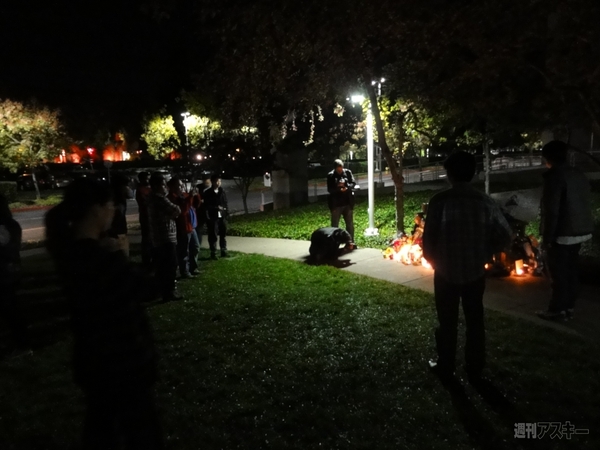 【Thanks a lot, Steve. 追悼スティーブ・ジョブズ】アップル本社前に灯る光