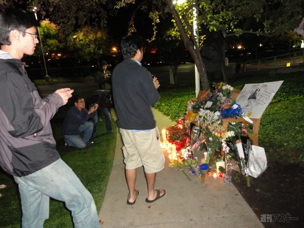 【Thanks a lot, Steve. 追悼スティーブ・ジョブズ】アップル本社前に灯る光